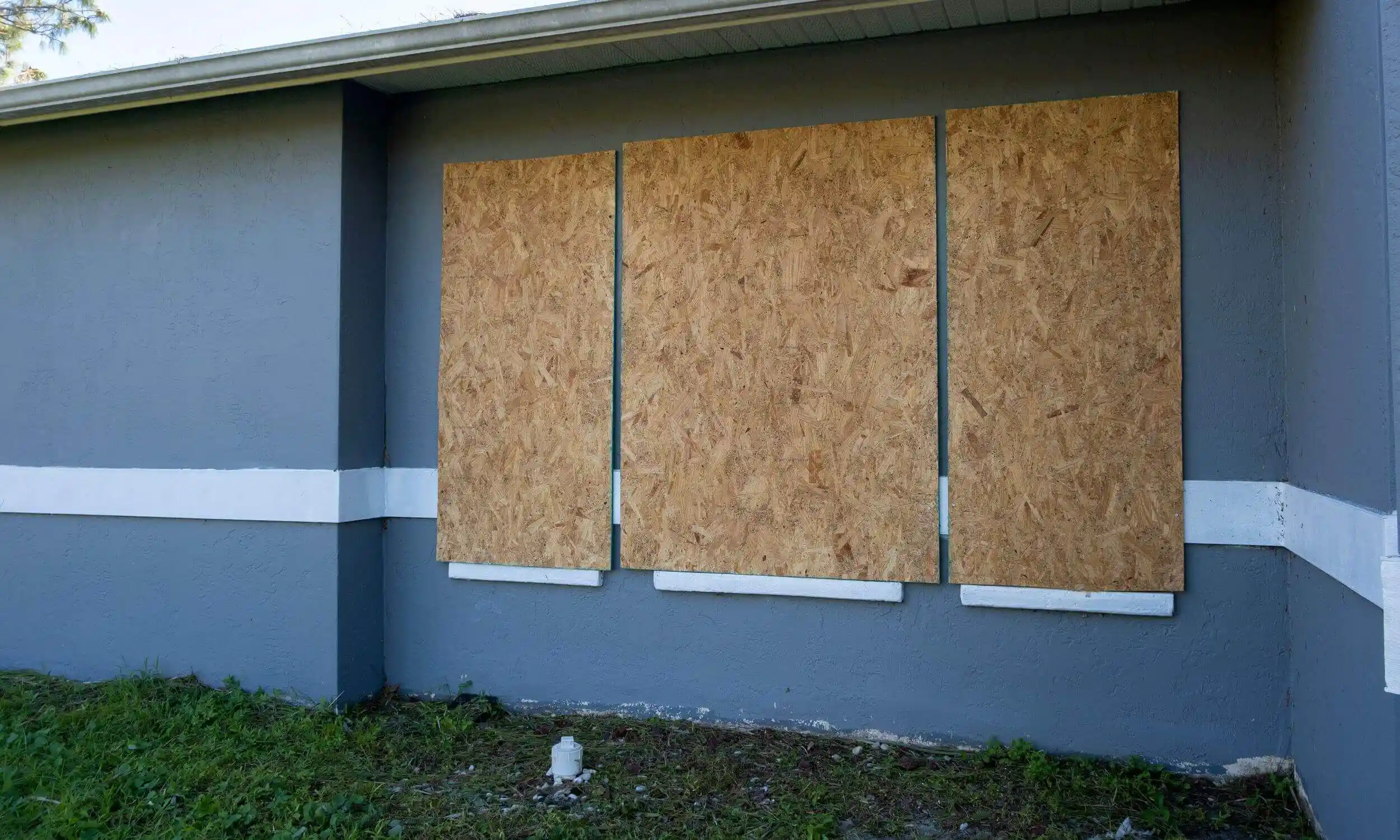 A business temporarily closed and with boarded-up windows.